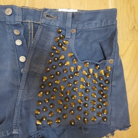➤ Levi's® Red Tab Cut Off Studs Shorts RP 4 LF ➤ Rihanna‘s Ragged Priest  ➤ Navy - Picture 3 of 14